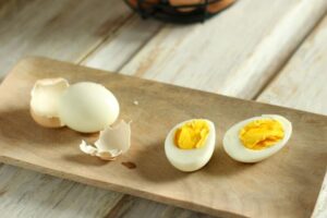 Cracking-Tips-To-Peel-Hard-Boiled-Eggs